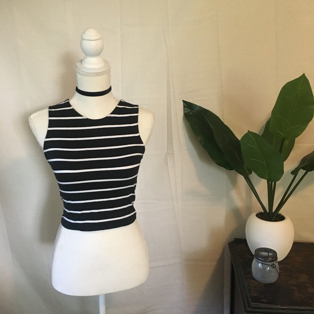 🎱 Express Black and White Crop Top 🎱 - Picture 2 of 2